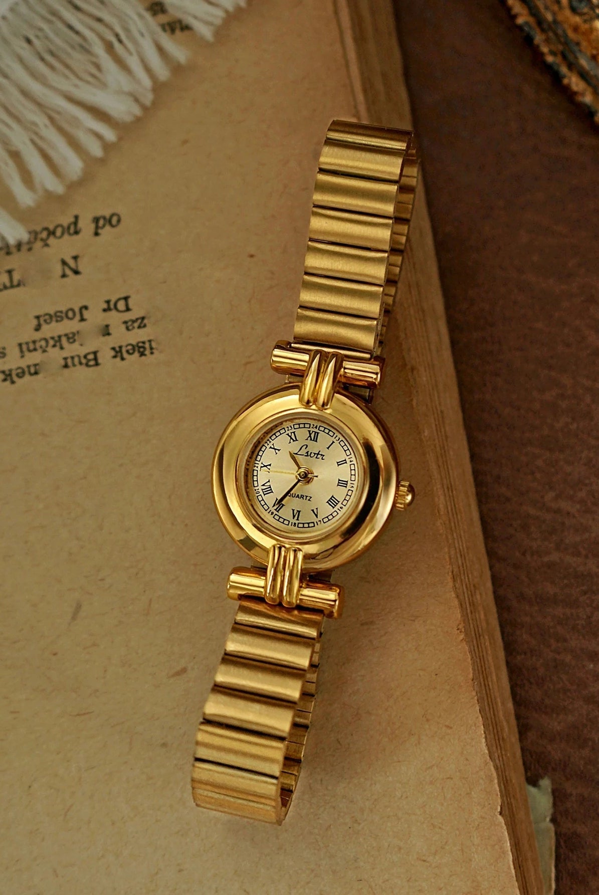ZEYA - Calla Round Vintage Watch