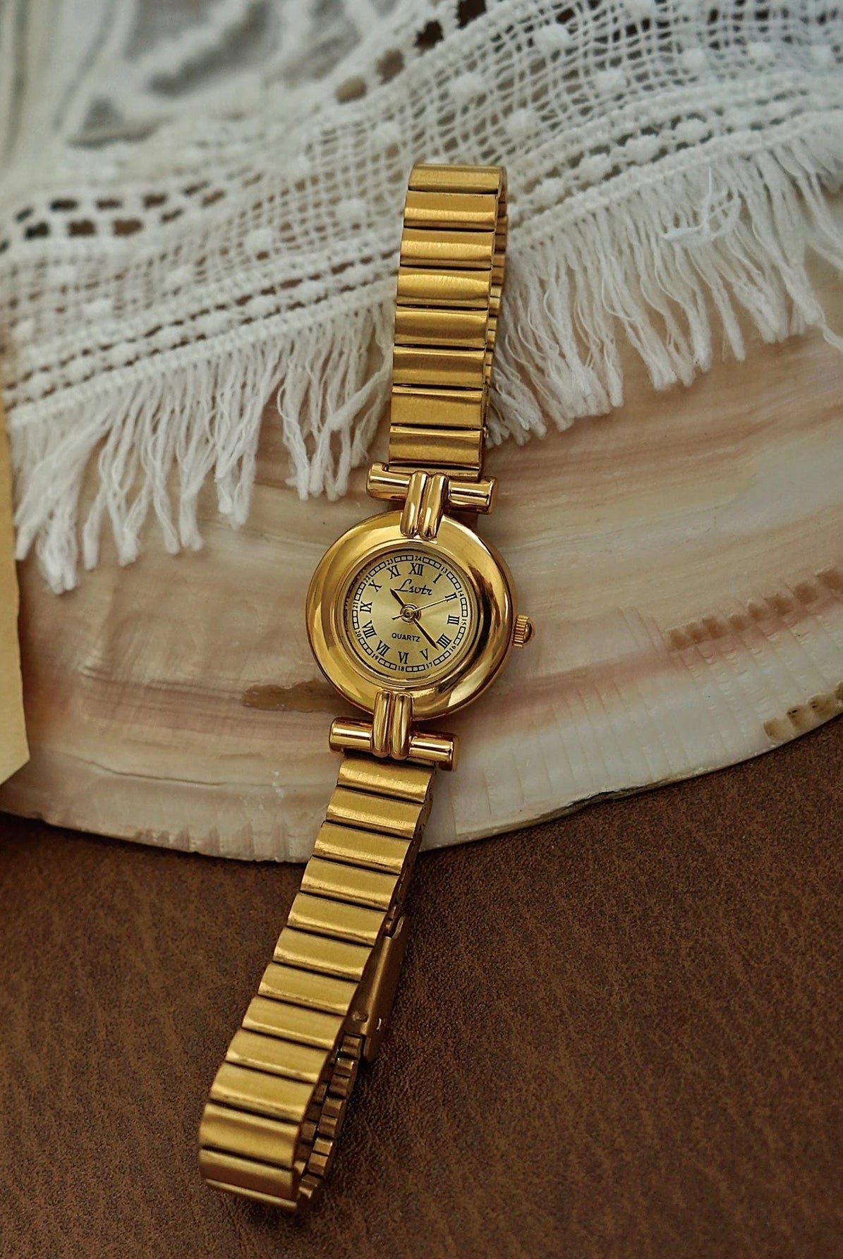 ZEYA - Calla Round Vintage Watch