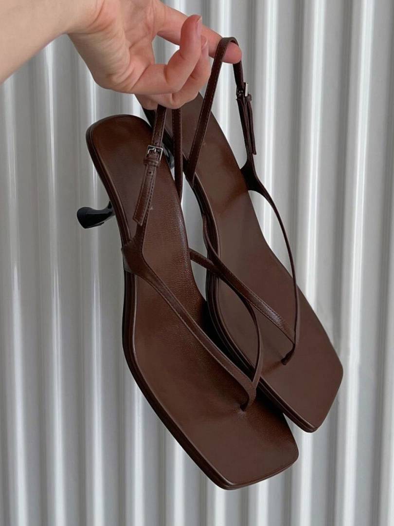 Celeste minimalistiske høyhælte sandaler