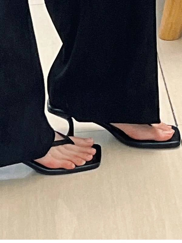 Celeste minimalistiske høyhælte sandaler