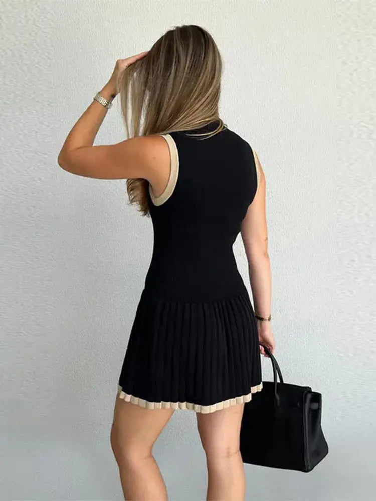 Sophie strikkekjole med lav midje og kontrast