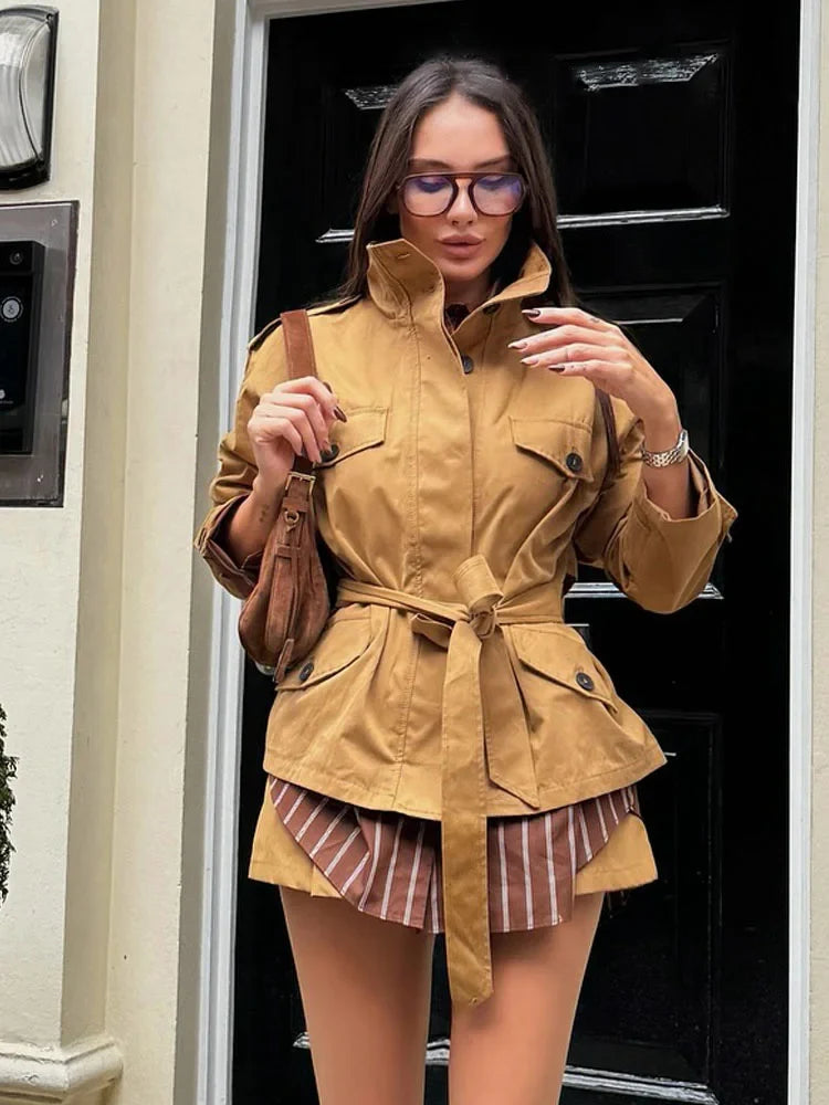 Emily høyhalset jakke med belte og skorts-sett