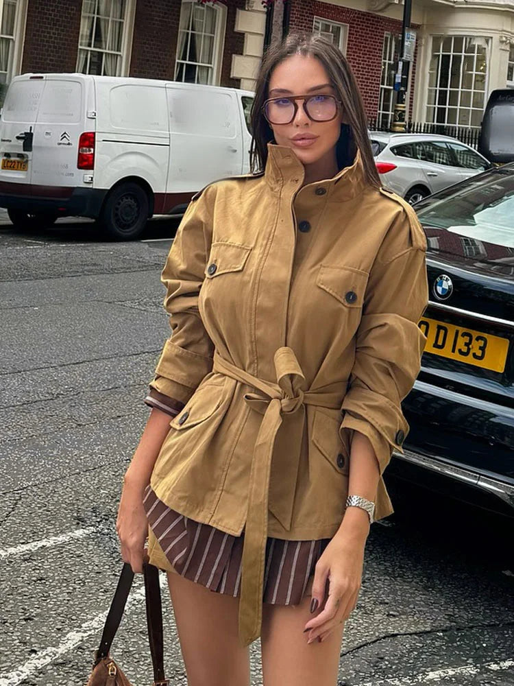 Emily høyhalset jakke med belte og skorts-sett