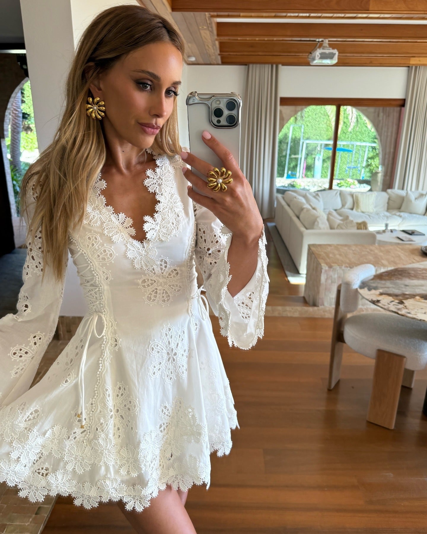 Sophia blonde minikjole med justerbar side