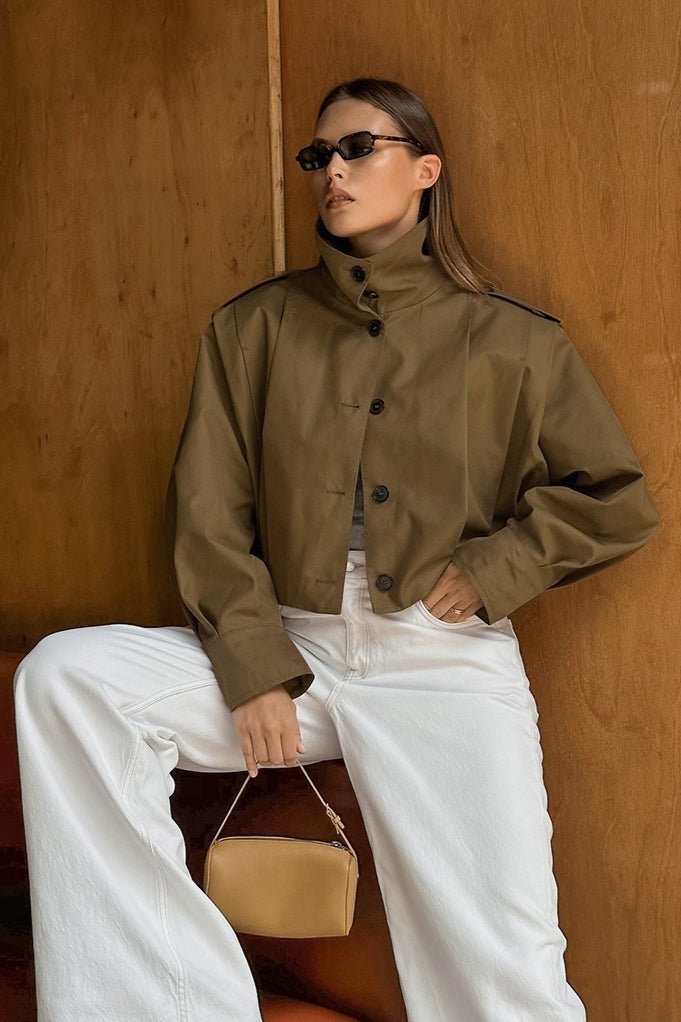 Julia kort plissert utility-jakke