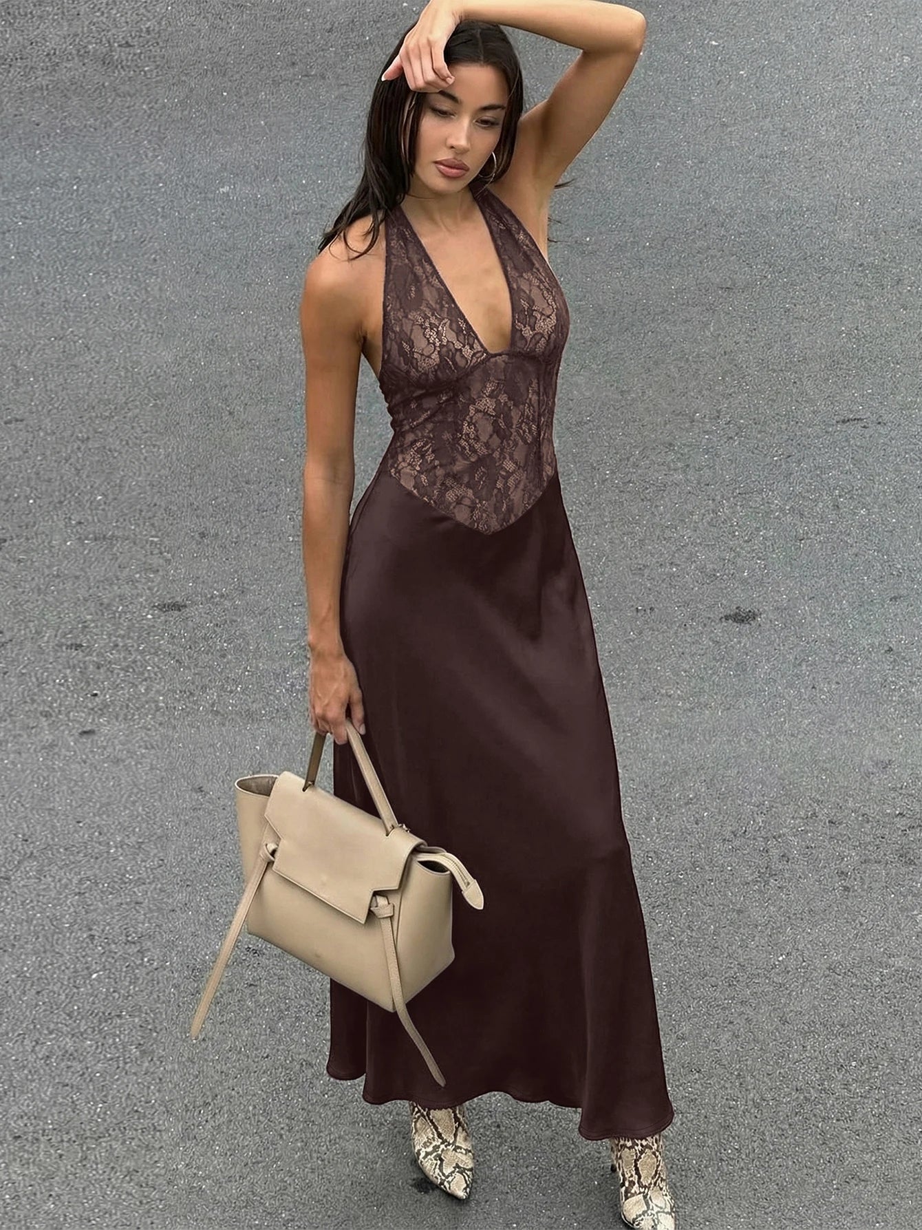 Iris halter ryggløs blondekjole