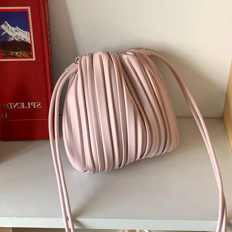 Sadie plissert mini crossbody-veske
