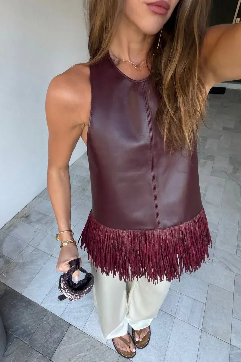 Gina halterneck-topp i imitert skinn med frynser
