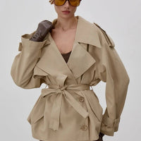 Donna trenchcoat med snøring og ståkrage