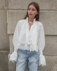 Gloria bluse med broderi og blondekant