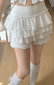 Kaya heklet shorts med volang og hullmønster