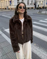 Maddie kort kåpe med fuskepelskrage
