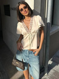 Mira satengbluse med blonde