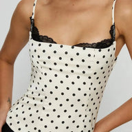 Thalia topp med polkadotter og blondekant