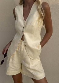 Bea skreddersydd vest og shortssett